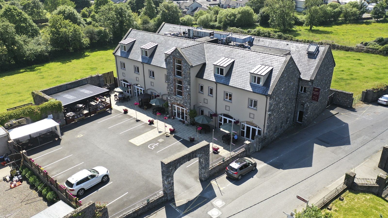 Deebert House Hotel in the afternoon sun